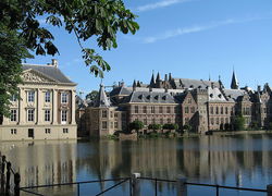 Normal_binnenhof_politiek_den_haag_hofvijver_wiki_-c_