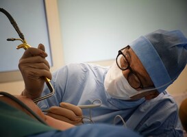 Plastisch chirurgen aan cosmetisch artsen: ‘Stop met uitvoeren van operaties’