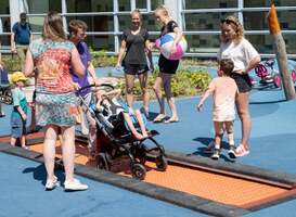 Binnentuin Wilhelmina Kinderziekenhuis rolstoelvriendelijk gemaakt