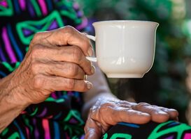 Ouderen krijgen in de zomer minder thuiszorg dan normaal