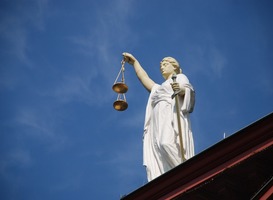 Normal_vrouwe_justitia__standbeeld