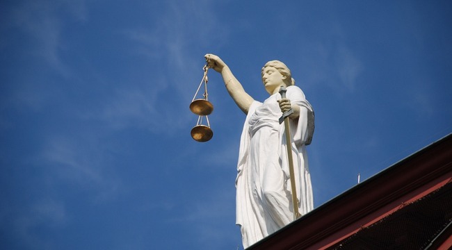 Carousel_vrouwe_justitia__standbeeld