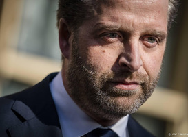 De Jonge neemt deel aan debat over mondkapjesdeal