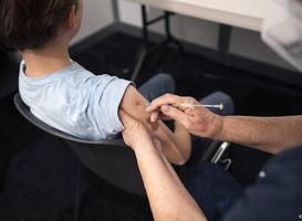 Kleine kinderen met medisch risico moeten coronaprik aangeboden krijgen