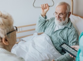 Oplossing voor de tekorten in de zorg: laat familieleden meer helpen