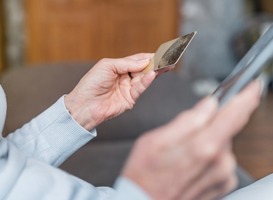 Drie verdachten ernstige bankhelpdeskfraude ouderen voor de rechter