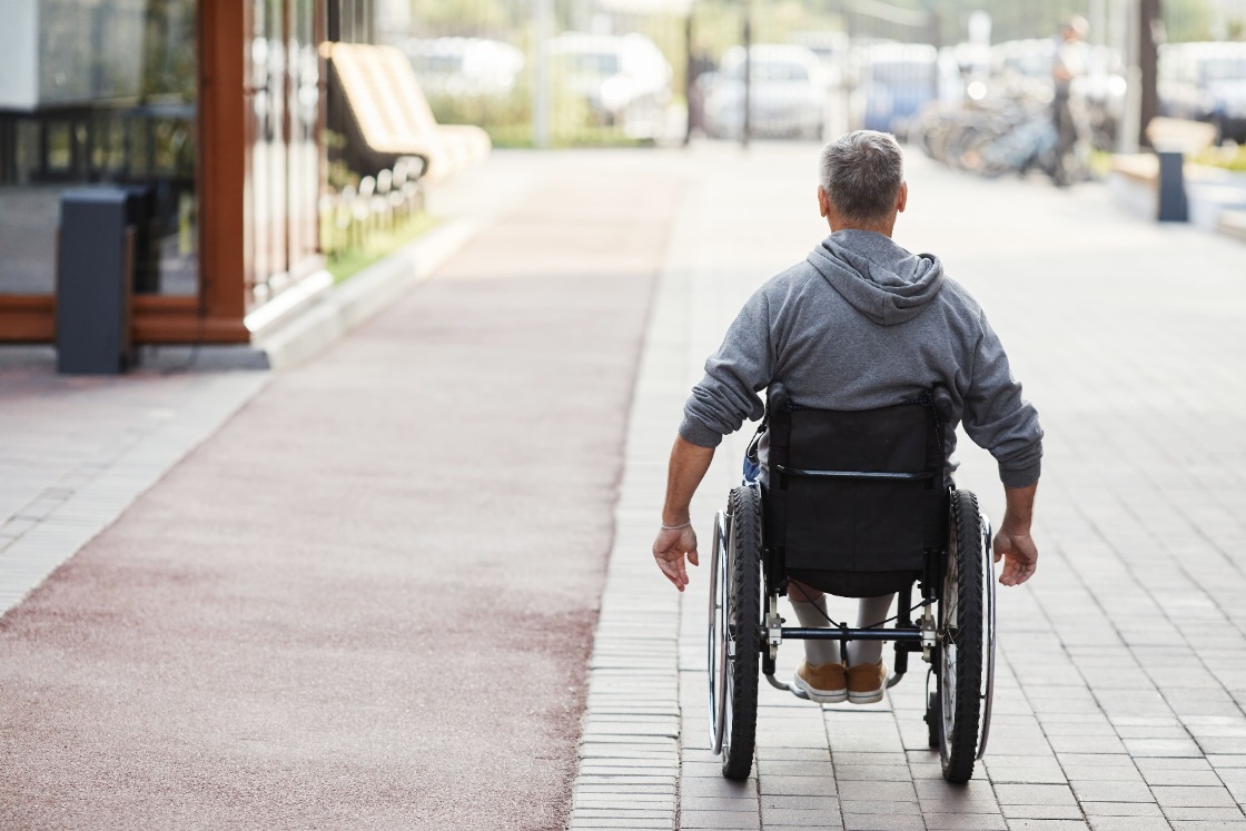 Man wacht wekenlang reparatie rolstoel zonder vervangend hulpmiddel