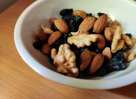 Geheugen ouderen verbetert als ze iedere dag twee handjes noten eten