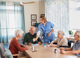 Familie overleden bewoonster verpleeghuis doneert belevenistafel