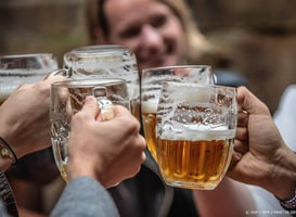 Terugdringen van alcoholgebruik in Europa wil niet vlotten, stelt WHO