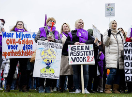 Malieveld volgestroomd met apotheekmedewerkers die strijden voor beter cao